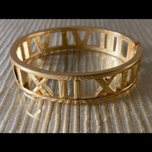 GOLD TONE BANGLE BRACELET